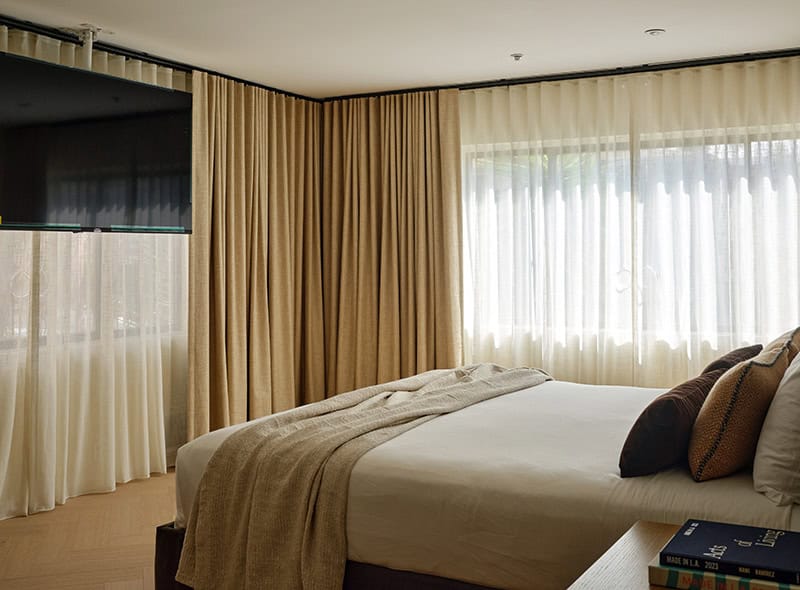 1THE_IVORY-Deluxe-King-and-Acessible-King